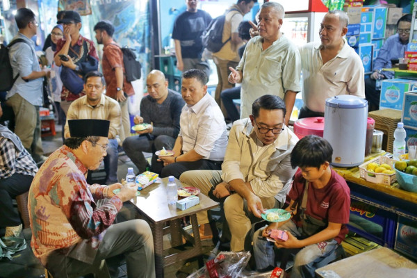 Catatan Blusukan Ridwan Kamil di Jakarta: Dikerubungi Emak-emak, Gendong Warga, hingga Dolan Gang Sempit