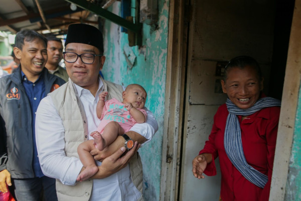 Catatan Blusukan Ridwan Kamil di Jakarta: Dikerubungi Emak-emak, Gendong Warga, hingga Dolan Gang Sempit