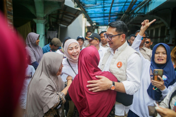 Catatan Blusukan Ridwan Kamil di Jakarta: Dikerubungi Emak-emak, Gendong Warga, hingga Dolan Gang Sempit