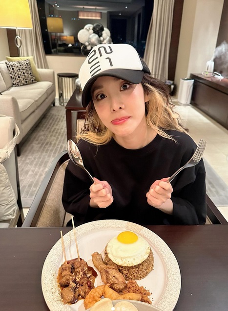 Girangnya Sandara Park Makan Nasi Goreng usai Konser 2NE1 di Jakarta