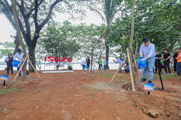 50 Isuzu Menemani di Jalan, Konvoi 50 Kendaraan dan Tanam 50 Pohon