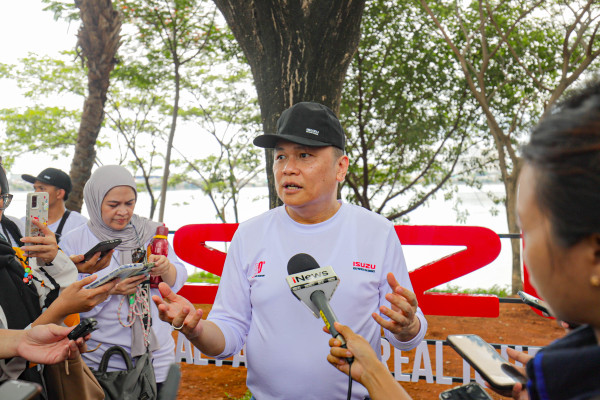 50 Isuzu Menemani di Jalan, Konvoi 50 Kendaraan dan Tanam 50 Pohon