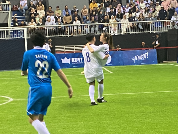 Romantis, Thariq Halilintar Gendong Aaliyah Massaid di Mini Soccer Clash