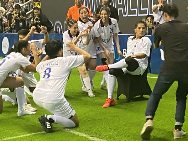 Jirayut Tiru Selebrasi Marselino Ferdinan usai Cetak Gol di Mini Soccer Clash