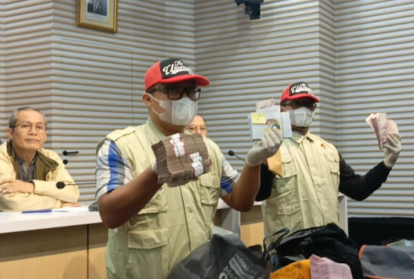 KPK Sita Amplop Bergambar Gubernur Bengkulu Rohidin Mersyah Berisi Uang Rp50 Ribu