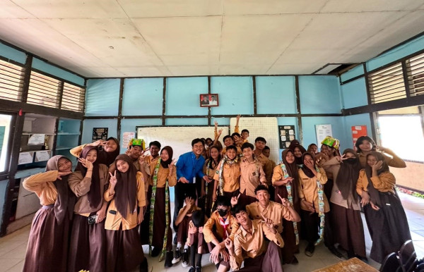 Mengenal Wahyudi Aksara, Guru Muda yang Nyalakan Pelita di Tanah Borneo