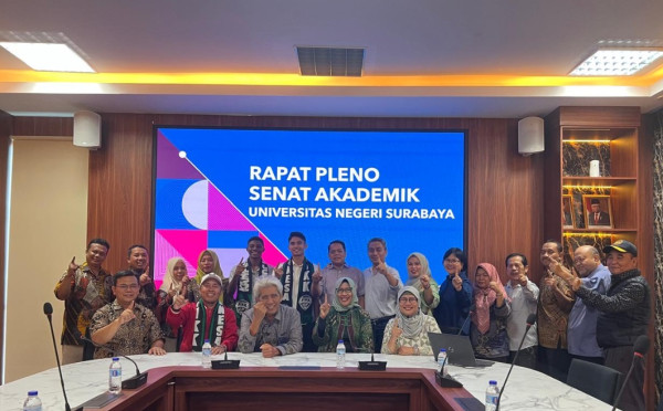 3 Potret Marselino Ferdinan Sambangi Kampus Unesa di Surabaya