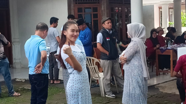 Ayu Ting Ting Nyoblos Bareng Keluarga di TPS 04 Depok, Ogah Golput