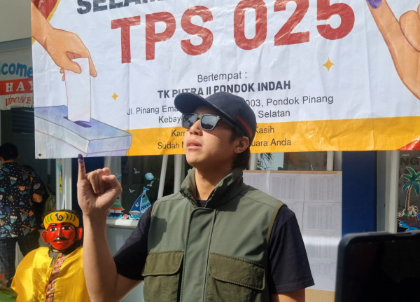 Nyoblos di TPS 025 Pondok Indah, El Rumi Beri Pesan untuk Pemimpin Jakarta