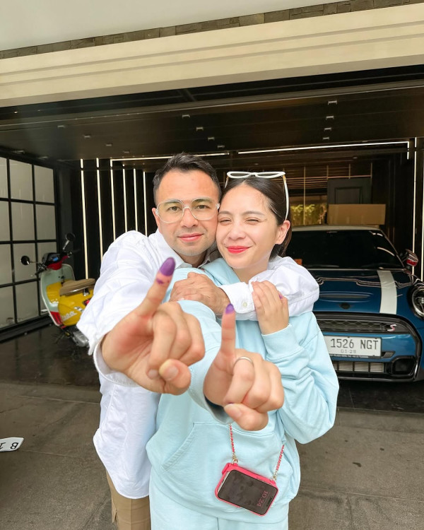5 Potret Raffi Ahmad Nyoblos Bareng Nagita Slavina, Asyik Motoran ke TPS