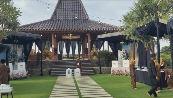 Menengok TPS Unik di Kediri, Mirip Tempat Pernikahan Outdoor Adat Jawa