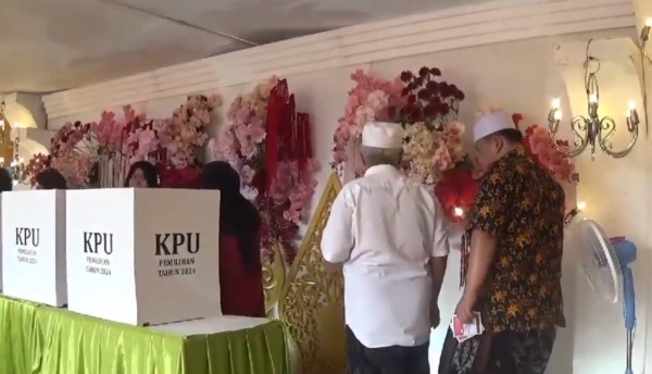 TPS Unik di Pilkada Bangkalan, Dekorasi Pengantin Penuh Bunga