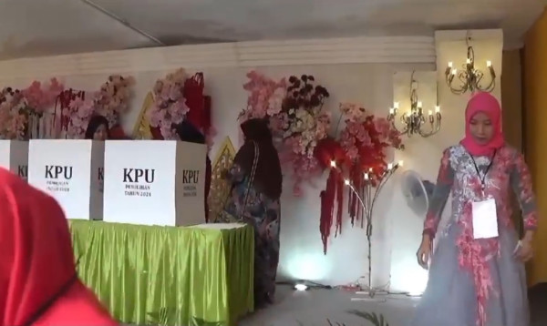TPS Unik di Pilkada Bangkalan, Dekorasi Pengantin Penuh Bunga