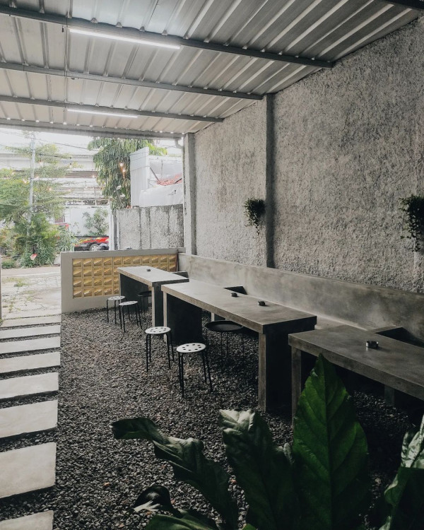 10 Rekomendasi Kafe di Jakarta Timur, Pemandangan LRT hingga Sungai Ciliwung