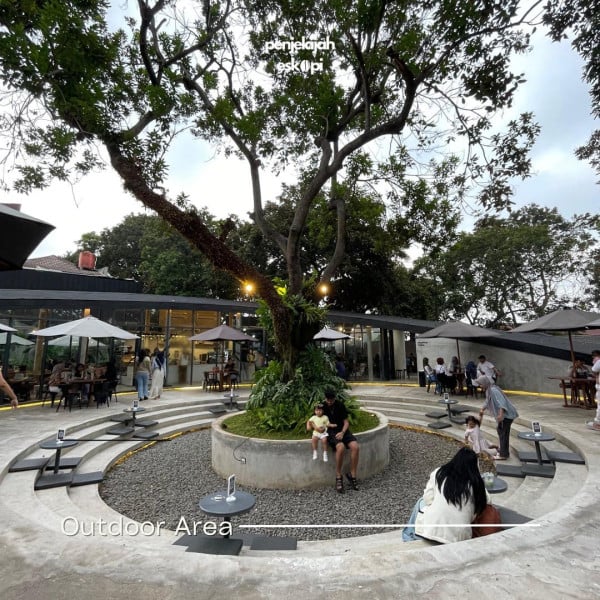 10 Rekomendasi Kafe di Jakarta Timur, Pemandangan LRT hingga Sungai Ciliwung
