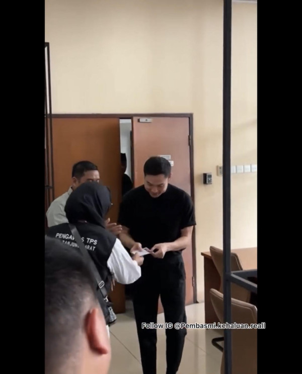3 Potret Harvey Moeis Nyoblos di Penjara, Terlihat Makin Glowing