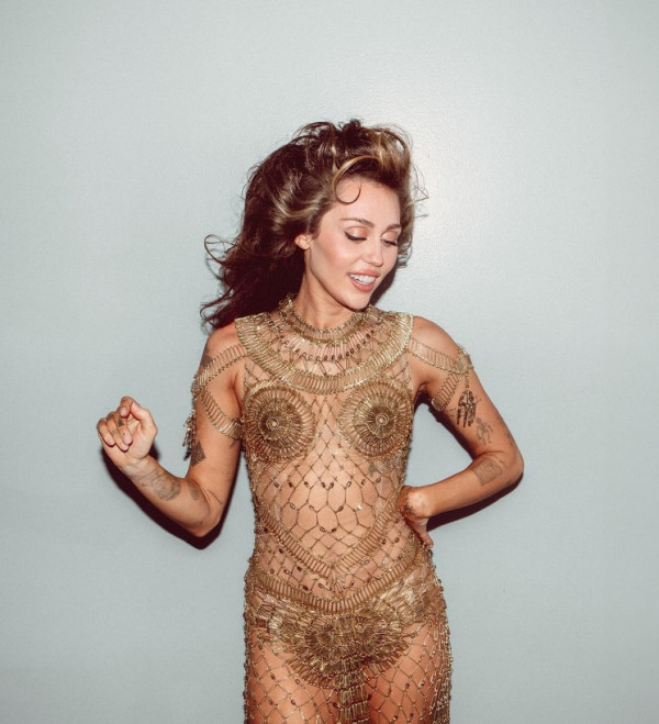 Cerita Miley Cyrus Dipaksa Ibunya Menari Erotis di Usia 16 Tahun
