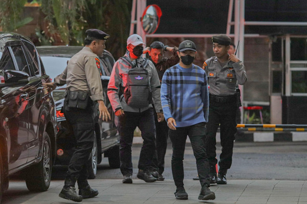 Penampakan Pj Wali Kota Risnandar Mahiwa Tiba di KPK Pakai Masker dan Topi