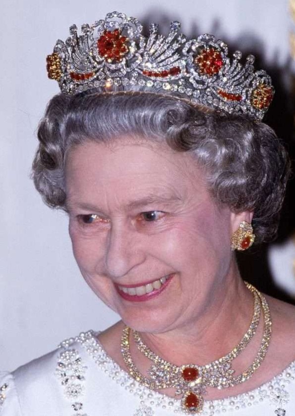 5 Tiara Terkenal Koleksi Ratu Elizabeth II, Mahkota Cantik Bernilai Sejarah