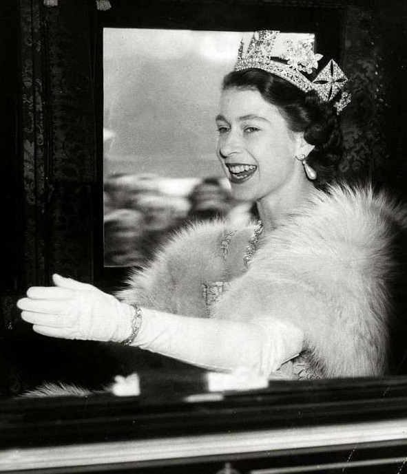 5 Tiara Terkenal Koleksi Ratu Elizabeth II, Mahkota Cantik Bernilai Sejarah