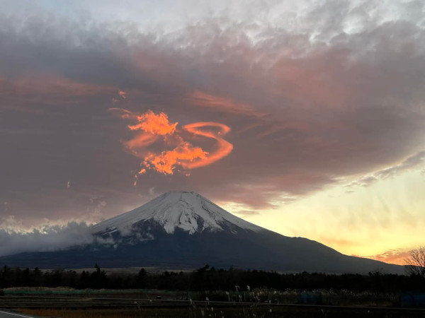 Naga Api Muncul di Atas Gunung Fuji, Warganet Bandingkan dengan Dragon Ball