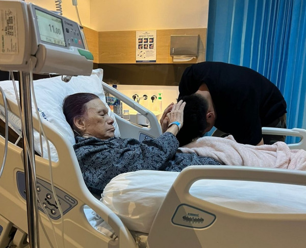 2 Artis Ini Tulus Merawat Orang Tuanya yang Lagi Terbaring di Rumah Sakit