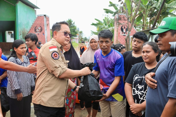 Pj Gubernur Jatim Tangani Banjir Pasuruan, Salurkan Bantuan dan Penuhi Kebutuhan Masyarakat