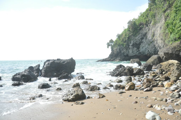 10 Pantai Terindah di Kebumen, Rekomendasi Destinasi Liburan Akhir Tahun Bareng Keluarga