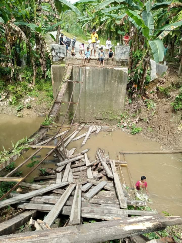 Jembatan Penghubung 2 Kecamatan di Nias Barat Ambruk, Pikap Bermuatan Kelapa Tercebur