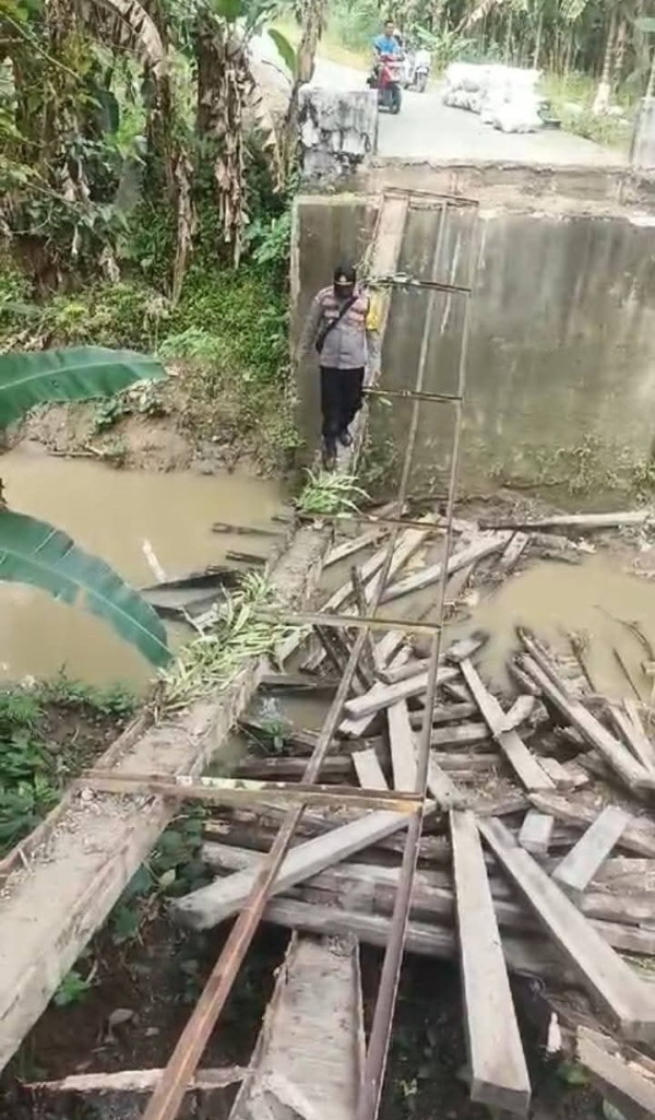 Jembatan Penghubung 2 Kecamatan di Nias Barat Ambruk, Pikap Bermuatan Kelapa Tercebur