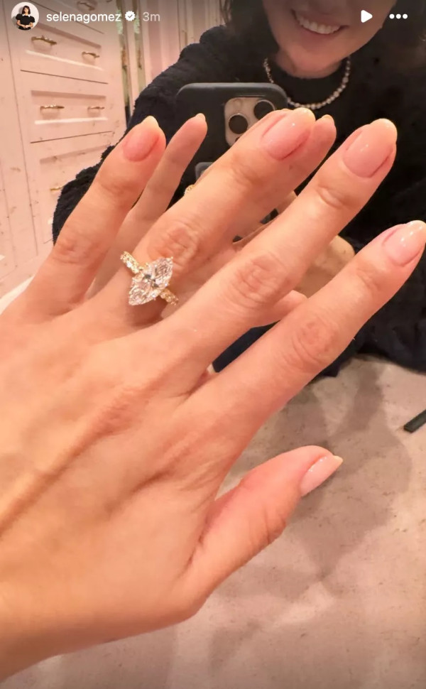 Selena Gomez Dilamar Benny Blanco, Pamer Cincin Berlian Mewah