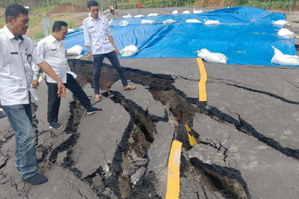 Jalan Terbelah, Begini Penampakan Titik Longsor di Jalur Lingar Selatan Malang-Blitar yang Terputus