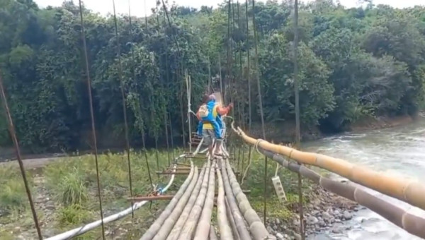 Siswa di Garut Bertaruh Nyawa ke Sekolah Lewati Jembatan Rusak Nyaris Putus