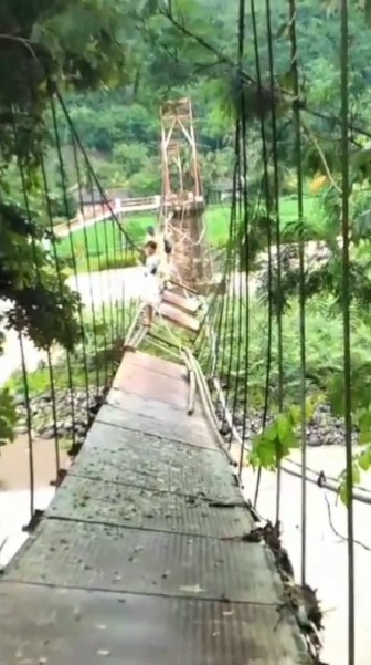 Siswa di Garut Bertaruh Nyawa ke Sekolah Lewati Jembatan Rusak Nyaris Putus