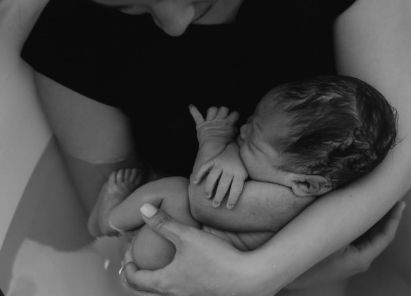 4 Potret Nikita Willy Melahirkan lewat Persalinan Water Birth