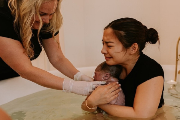 4 Potret Nikita Willy Melahirkan lewat Persalinan Water Birth
