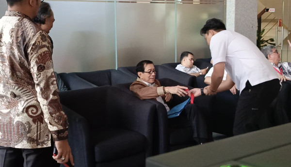 Yasonna Laoly Penuhi Panggilan KPK, Berjaket Cokelat dan Bawa Map Biru