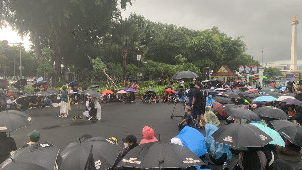 Kpopers Ikut Demo Tolak PPN 12% di Depan Istana Meski Diguyur Hujan, Bawa Lightstick dan Nyanyi Lagu SNSD