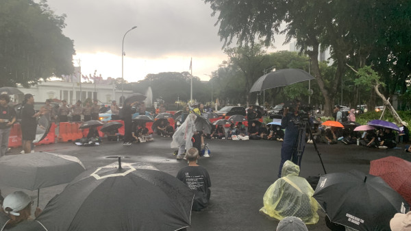 Kpopers Ikut Demo Tolak PPN 12% di Depan Istana Meski Diguyur Hujan, Bawa Lightstick dan Nyanyi Lagu SNSD