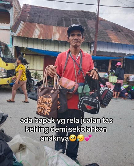 Viral! Penjual Tas Keliling Kuliahkan Putrinya hingga Wisuda, Netizen Auto Mewek