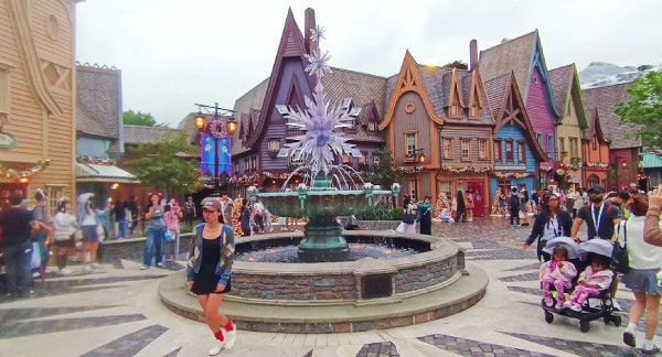 Liburan Bersalju di Hong Kong Disneyland: Temui Anna dan Elsa di World of Frozen