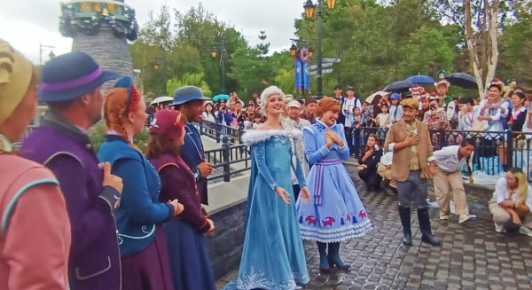 Liburan Bersalju di Hong Kong Disneyland: Temui Anna dan Elsa di World of Frozen