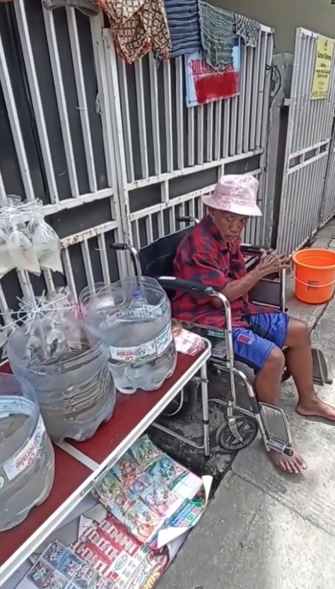 Bikin Sedih, Pak Tarno Jualan Ikan Cupang Sambil Duduk di Kursi Roda usai Stroke