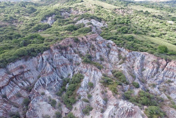 5 Potret Gunung Pelangi di Indonesia yang Punya Pemandangan Indah