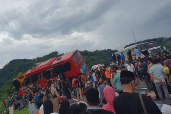 Kronologi Kecelakaan Maut Bus vs Truk di Tol Pandaan-Malang