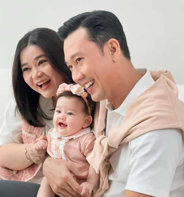 Denny Sumargo Rayakan Natal di Singapura Bersama Keluarga Olivia Allan