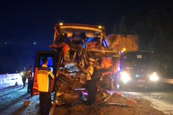 Bus Pariwisata Rombongan Peziarah Tabrak Belakang Truk di Tol Cipularang, 2 Tewas Belasan Luka