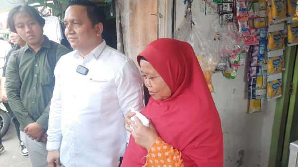 Gus Miftah Beri Uang Tunai Puluhan Juta untuk Istri Pertama Pak Tarno
