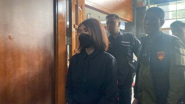 Hadapi Sidang Vonis Hari Ini, Crazy Rich Helena Lim Berpakaian Serba Hitam