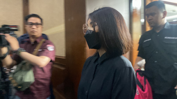 Hadapi Sidang Vonis Hari Ini, Crazy Rich Helena Lim Berpakaian Serba Hitam